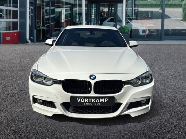 BMW 3-SERIE 318 I M PAKKET LEDER/NAVI/CRUISE/PDC/STOELVERW