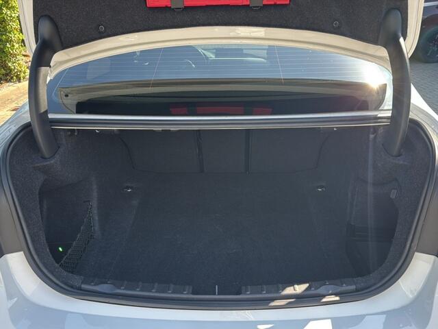 BMW 3-SERIE 318 I M PAKKET LEDER/NAVI/CRUISE/PDC/STOELVERW