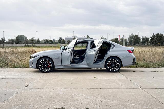 BMW 3-SERIE Sedan 330e | M Sport | Glazen Panoramadak | Harman Kardon | Head-up Display | Trekhaak |