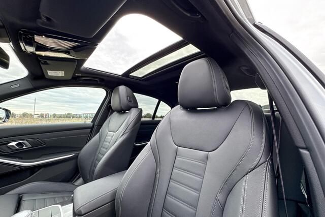 BMW 3-SERIE Sedan 330e | M Sport | Glazen Panoramadak | Harman Kardon | Head-up Display | Trekhaak |