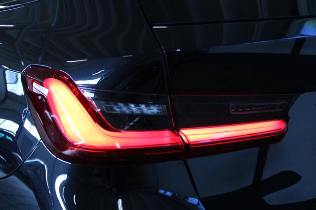 BMW 3-SERIE Touring 320e M-Sport | Incl. 12 maanden garantie | Assisted driving | Trekhaak uitklapbaar | Stoel/stuurverwarming | Climate control | Apple carplay/Android auto | Dealeronderhouden |