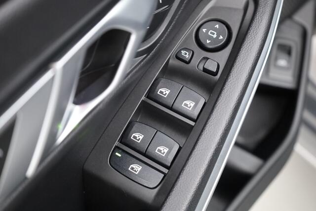 BMW 3-SERIE Touring 330e M Sport | Facelift | Pano | HUD | Elek. Stoelen | Keyless | Elek. Trekhaak | Camera | 19''