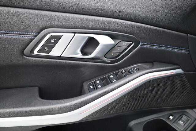 BMW 3-SERIE Touring 330e M Sport | Facelift | Pano | HUD | Elek. Stoelen | Keyless | Elek. Trekhaak | Camera | 19''