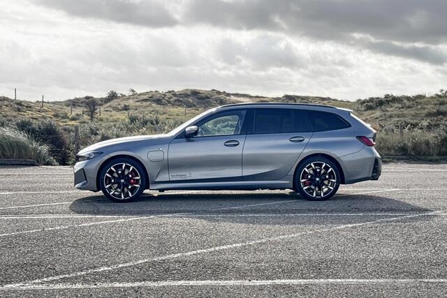 BMW 3-SERIE Touring 330e | M Sport | Glazen Panoramadak | Comfort Access | Stoelverwarming |