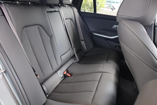BMW 3-SERIE Touring 330e | M Sportpakket | Innovation Pack | Comfort Pack