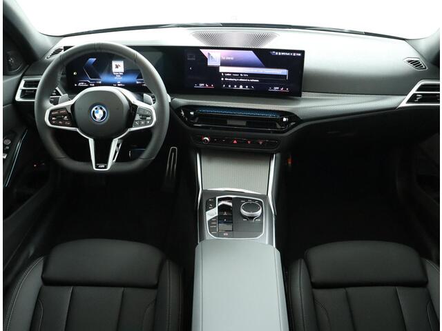 BMW 3-SERIE Touring 330e xDrive M Sportpakket Pro | Trekhaak | Panoramadak | Harman Kardon | Active Cruise Control | Comfort Access