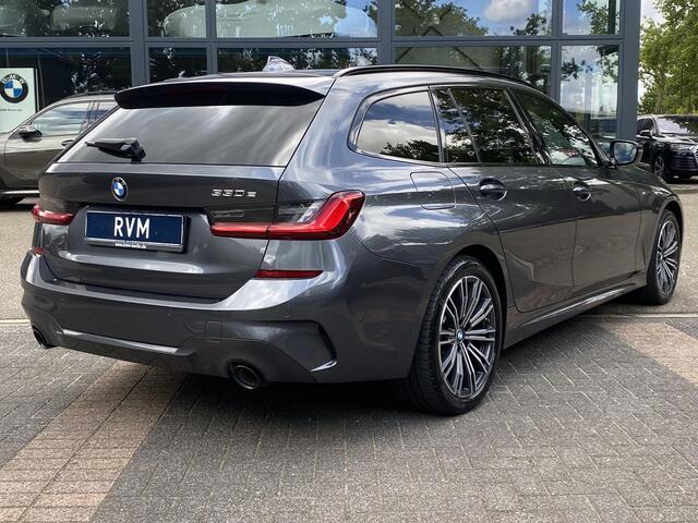 BMW 3-SERIE Touring 330e High Executive M SPORT VAN: 36.900,- VOOR: 34.330,- UW HERFSTVOORDEEL: 1.670,- EURO | DEALER ONDERHOUDEN | LASER LED | HRAMAN KARDON | PANORAMADAK