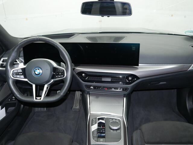 BMW 3-SERIE Touring 330e M-Sport Pro | Trekhaak | 19" | Panorama | Memory | Driving Assistant Professional | Harman Kardon