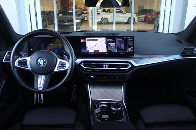 BMW 3-SERIE Touring 320e 205PK M-SPORT | PANORAMISCH SCHUIF/KANTEL DAK | M-SPORT PAKKET INTERIEUR/EXTERIEUR | SFEER VERLICHTING | ELEKTRISCH BEDIENBARE VOORSTOELEN MET GEHEUGEN OP DE BESTUURDERSSTOEL | STOEL VERWARMING | HEAD UP DISPLAY | CRUISE CONTROL | NAVIGATIE |