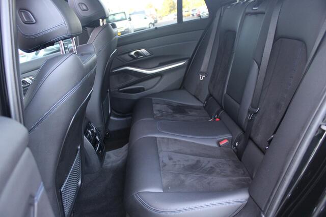 BMW 3-SERIE Touring 320e 205PK M-SPORT | PANORAMISCH SCHUIF/KANTEL DAK | M-SPORT PAKKET INTERIEUR/EXTERIEUR | SFEER VERLICHTING | ELEKTRISCH BEDIENBARE VOORSTOELEN MET GEHEUGEN OP DE BESTUURDERSSTOEL | STOEL VERWARMING | HEAD UP DISPLAY | CRUISE CONTROL | NAVIGATIE |