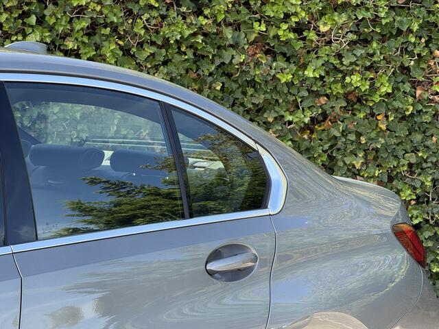 BMW 3-SERIE Sedan 318i Business Ed. | Luxury Line | Camera | 18'' | Stoelverw. | HiFi