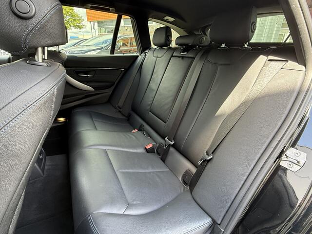 BMW 3-SERIE Touring BWJ 2019 318i M 136 PK Sport Corporate Lease AUTOMAAT / NAVI / CLIMA / CRUISE / STOELVERW. / LEDER / ELEKTRISCHE ACHTERKLEP / LMV / PDC