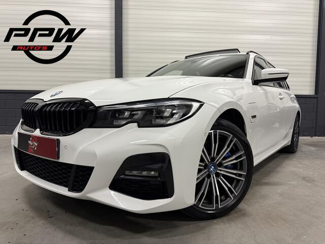 BMW 3-SERIE Touring 330e M-Sport PANO/TREKHAAK/CAMERA/ALCANTARA-LEER/SFEER/CARPLAY/STOEL+STUURVERWARMING/STANDKACHEL/KEYLESS/18"/NET GROTE OH BEURT GEHAD BIJ BMW DEALER