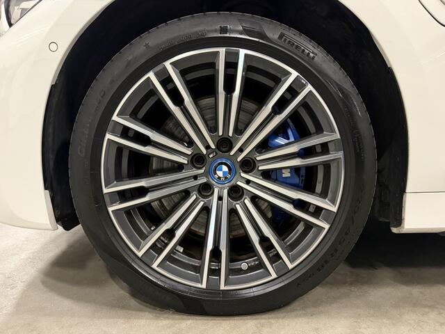 BMW 3-SERIE Touring 330e M-Sport PANO/TREKHAAK/CAMERA/ALCANTARA-LEER/SFEER/CARPLAY/STOEL+STUURVERWARMING/STANDKACHEL/KEYLESS/18"/NET GROTE OH BEURT GEHAD BIJ BMW DEALER