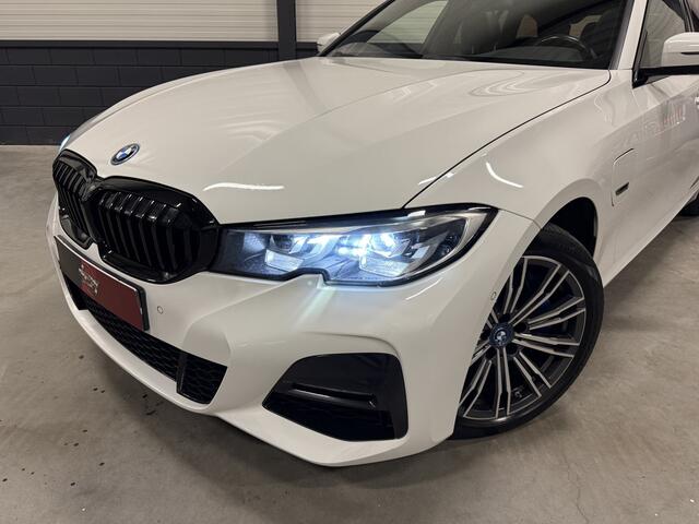 BMW 3-SERIE Touring 330e M-Sport PANO/TREKHAAK/CAMERA/ALCANTARA-LEER/SFEER/CARPLAY/STOEL+STUURVERWARMING/STANDKACHEL/KEYLESS/18"/NET GROTE OH BEURT GEHAD BIJ BMW DEALER