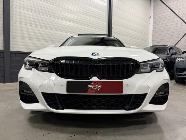 BMW 3-SERIE Touring 330e M-Sport PANO/TREKHAAK/CAMERA/ALCANTARA-LEER/SFEER/CARPLAY/STOEL+STUURVERWARMING/STANDKACHEL/KEYLESS/18"/NET GROTE OH BEURT GEHAD BIJ BMW DEALER
