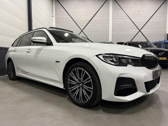 BMW 3-SERIE Touring 330e M-Sport PANO/TREKHAAK/CAMERA/ALCANTARA-LEER/SFEER/CARPLAY/STOEL+STUURVERWARMING/STANDKACHEL/KEYLESS/18"/NET GROTE OH BEURT GEHAD BIJ BMW DEALER