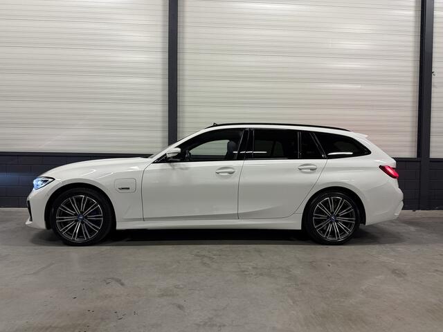 BMW 3-SERIE Touring 330e M-Sport PANO/TREKHAAK/CAMERA/ALCANTARA-LEER/SFEER/CARPLAY/STOEL+STUURVERWARMING/STANDKACHEL/KEYLESS/18"/NET GROTE OH BEURT GEHAD BIJ BMW DEALER