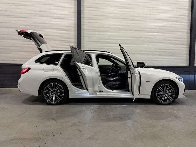 BMW 3-SERIE Touring 330e M-Sport PANO/TREKHAAK/CAMERA/ALCANTARA-LEER/SFEER/CARPLAY/STOEL+STUURVERWARMING/STANDKACHEL/KEYLESS/18"/NET GROTE OH BEURT GEHAD BIJ BMW DEALER