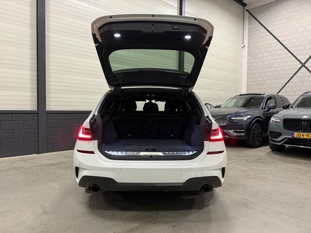 BMW 3-SERIE Touring 330e M-Sport PANO/TREKHAAK/CAMERA/ALCANTARA-LEER/SFEER/CARPLAY/STOEL+STUURVERWARMING/STANDKACHEL/KEYLESS/18"/NET GROTE OH BEURT GEHAD BIJ BMW DEALER