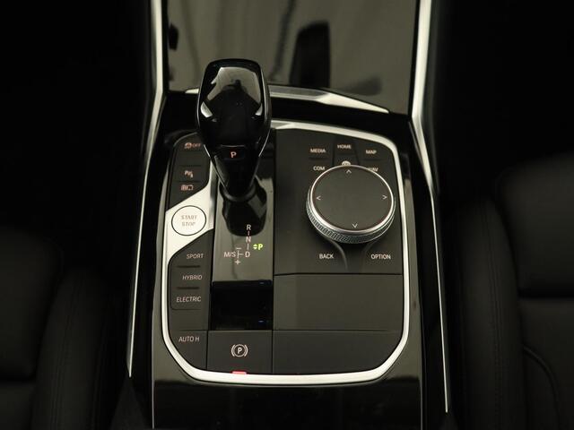 BMW 3-SERIE 320e Sport Line | Leder | Stoelverwarming | Camera | Sportstoelen | Live Cockpit | Carplay | Navigatie | Parkeerhulp | Climate control