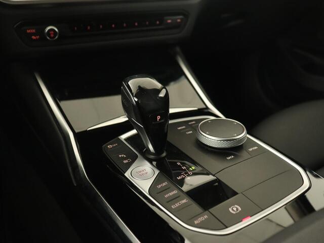 BMW 3-SERIE 320e Sport Line | Leder | Stoelverwarming | Camera | Sportstoelen | Live Cockpit | Carplay | Navigatie | Parkeerhulp | Climate control