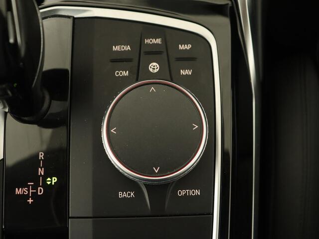 BMW 3-SERIE 320e Sport Line | Leder | Stoelverwarming | Camera | Sportstoelen | Live Cockpit | Carplay | Navigatie | Parkeerhulp | Climate control