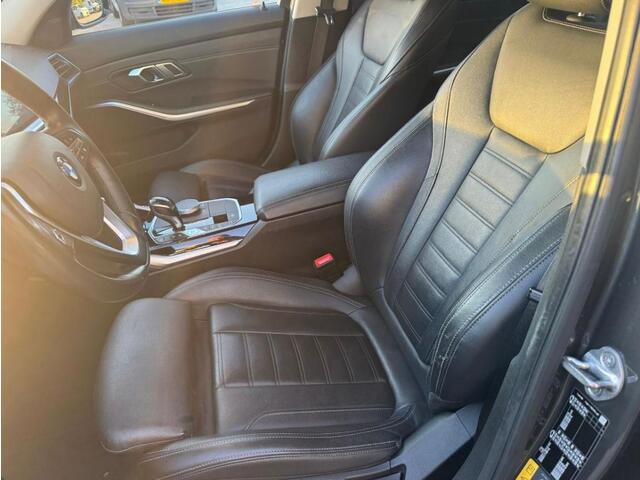 BMW 3-SERIE 330e eDrive Edition Sportline | Stoelverwarming | Cruise Control | Leer | Camera | Keyless | Apple Carplay | Ambiance Verlichting | HIFI | Parkeersensoren | Navigatie | NAP | Sport