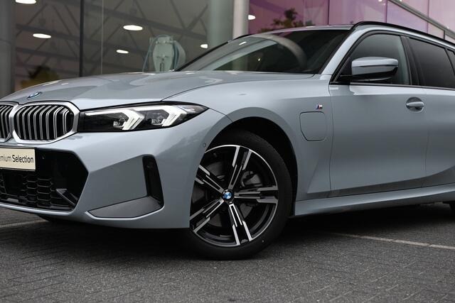 BMW 3-SERIE Touring 330e M Sport Automaat / Panoramadak / Trekhaak / Sportstoelen / Achteruitrijcamera / Comfort Access / Active Cruise Control / Parking Assistant
