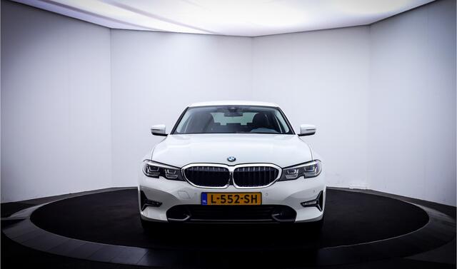 BMW 3-SERIE 318iA Sport-Line FULL LED | CARPLAY | STOELVERW | SFEERVERLICHTING | NAVI | DAB | PDC V+A | LMV