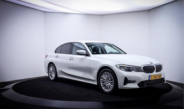 BMW 3-SERIE 318iA Sport-Line FULL LED | CARPLAY | STOELVERW | SFEERVERLICHTING | NAVI | DAB | PDC V+A | LMV