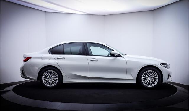 BMW 3-SERIE 318iA Sport-Line FULL LED | CARPLAY | STOELVERW | SFEERVERLICHTING | NAVI | DAB | PDC V+A | LMV