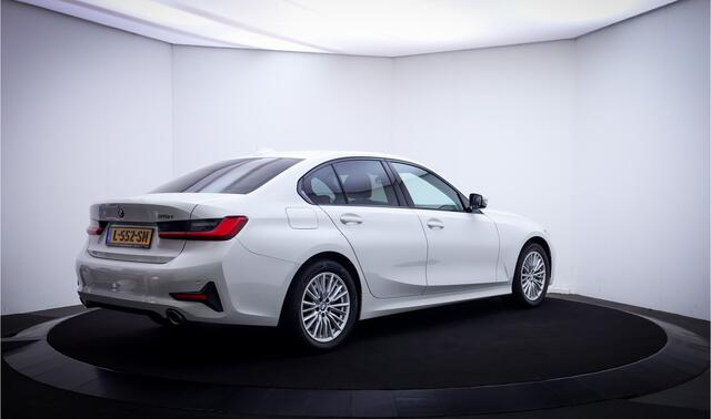 BMW 3-SERIE 318iA Sport-Line FULL LED | CARPLAY | STOELVERW | SFEERVERLICHTING | NAVI | DAB | PDC V+A | LMV