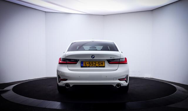 BMW 3-SERIE 318iA Sport-Line FULL LED | CARPLAY | STOELVERW | SFEERVERLICHTING | NAVI | DAB | PDC V+A | LMV