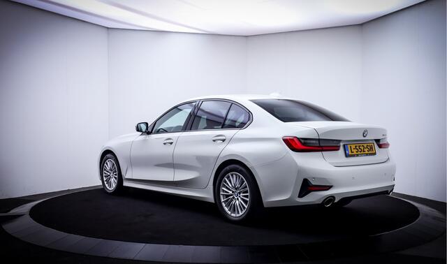 BMW 3-SERIE 318iA Sport-Line FULL LED | CARPLAY | STOELVERW | SFEERVERLICHTING | NAVI | DAB | PDC V+A | LMV