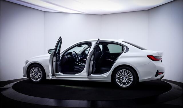 BMW 3-SERIE 318iA Sport-Line FULL LED | CARPLAY | STOELVERW | SFEERVERLICHTING | NAVI | DAB | PDC V+A | LMV