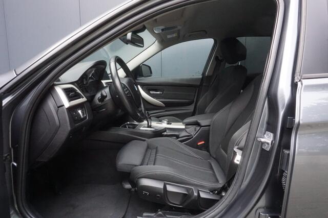 BMW 3-SERIE Touring 330d High Executive | 6-Cilinder | Sportstoelen | ACC | Trekhaak | Navigatie | 18'' LM |