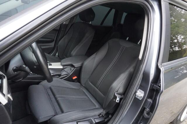 BMW 3-SERIE Touring 330d High Executive | 6-Cilinder | Sportstoelen | ACC | Trekhaak | Navigatie | 18'' LM |
