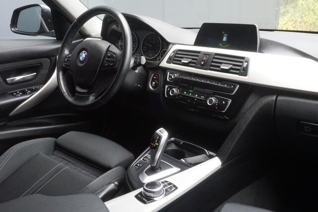 BMW 3-SERIE Touring 330d High Executive | 6-Cilinder | Sportstoelen | ACC | Trekhaak | Navigatie | 18'' LM |