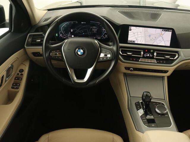 BMW 3-SERIE 330e Advantage | Leder | Harman/Kardon | Carplay | Live Cockpit | DAB | Camera | Park Assist | Navigatie | Full LED | PHEV | Plug In
