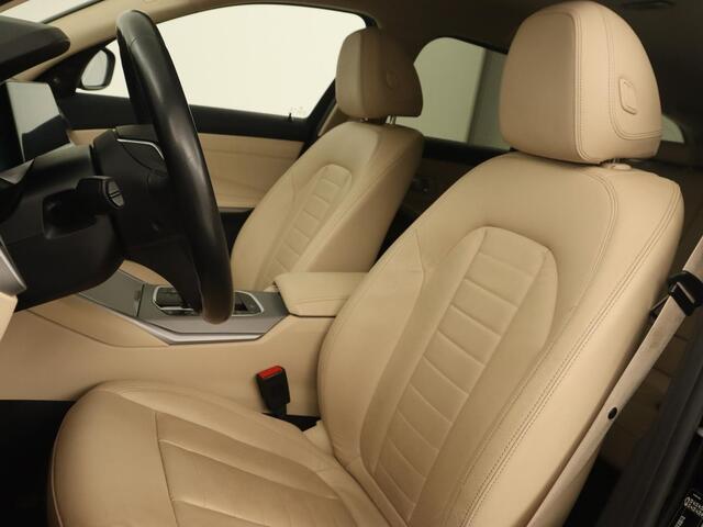 BMW 3-SERIE 330e Advantage | Leder | Harman/Kardon | Carplay | Live Cockpit | DAB | Camera | Park Assist | Navigatie | Full LED | PHEV | Plug In