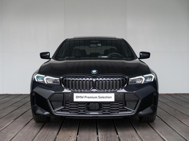 BMW 3-SERIE Sedan 330e | M Sportpakket Pro | Innovation Pack | Verwarmd Stuurwiel | Comfort Access | Schuif-/kanteldak | Trekhaak