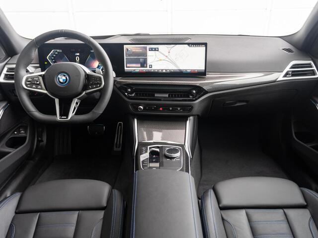 BMW 3-SERIE Sedan 330e | M Sportpakket Pro | Innovation Pack | Verwarmd Stuurwiel | Comfort Access | Schuif-/kanteldak | Trekhaak