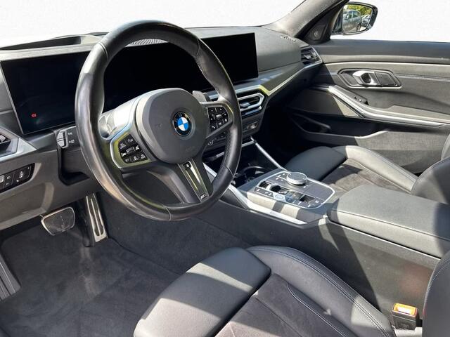 BMW 3-SERIE 330iA M-SPORT Pro ** LED, LC Prof, SCHUIF/KANTEL, ACC, 19-inch LMV, HuD, H&K Sound ** ¤ 21.750,= onder NP - 1e EIG - UNFALLFREI ** ** INFORMEER OOK NAAR ONZE AANTREKKELIJKE FINANCIAL-LEASE TARIEVEN **