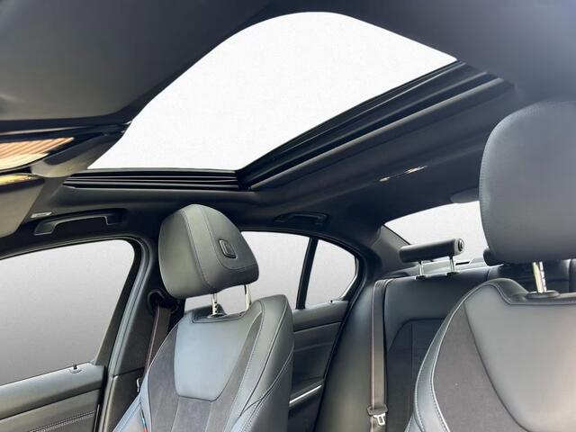 BMW 3-SERIE 330iA M-SPORT Pro ** LED, LC Prof, SCHUIF/KANTEL, ACC, 19-inch LMV, HuD, H&K Sound ** ¤ 21.750,= onder NP - 1e EIG - UNFALLFREI ** ** INFORMEER OOK NAAR ONZE AANTREKKELIJKE FINANCIAL-LEASE TARIEVEN **