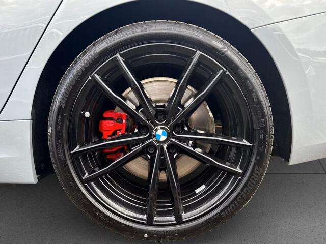 BMW 3-SERIE 330iA M-SPORT Pro ** LED, LC Prof, SCHUIF/KANTEL, ACC, 19-inch LMV, HuD, H&K Sound ** ¤ 22.500,= onder NP - 1e EIG - UNFALLFREI ** ** INFORMEER OOK NAAR ONZE AANTREKKELIJKE FINANCIAL-LEASE TARIEVEN **