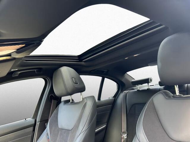 BMW 3-SERIE 330iA M-SPORT Pro ** LED, LC Prof, SCHUIF/KANTEL, ACC, 19-inch LMV, HuD, H&K Sound ** ¤ 22.300,= onder NP - 1e EIG - UNFALLFREI ** ** INFORMEER OOK NAAR ONZE AANTREKKELIJKE FINANCIAL-LEASE TARIEVEN **