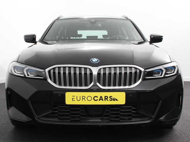 BMW 3-SERIE Touring 330e Touring M Sport PHEV Navigatie Climate Control Lichtmetalen velgen LED Virtual Cockpit Parkeersensoren Voor en Achter Achteruitrijcamera Apple carplay/ Andriod auto Stoelverwarming Stuur verwarming Elektrische achterklep
