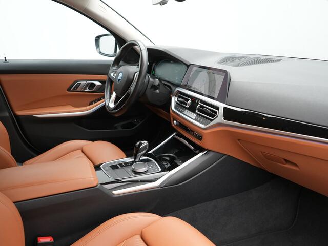 BMW 3-SERIE Touring 320e Sportline Plug In Hybrid 204pk Dealer O.H PHEV | Lederen Sportstoelen Verwarmd | Sfeerverlichting | Apple Carplay | Navigatie | Cruise Control | Virtual | DAB |