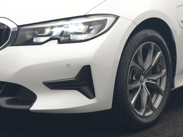 BMW 3-SERIE Touring 320e Sportline Plug In Hybrid 204pk Dealer O.H PHEV | Lederen Sportstoelen Verwarmd | Sfeerverlichting | Apple Carplay | Navigatie | Cruise Control | Virtual | DAB |